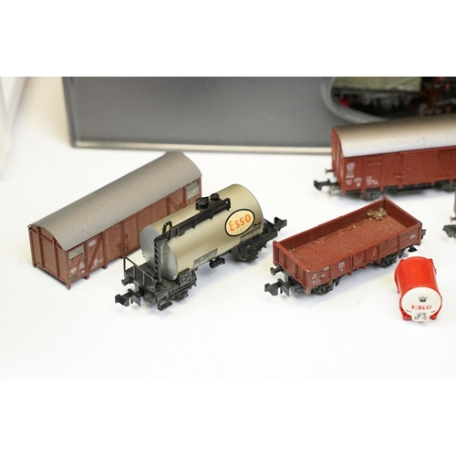 80 - Over 80 N gauge items of rolling stock to include coaches, vans and wagons featuring Minitrix, Roco,... 