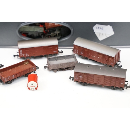 80 - Over 80 N gauge items of rolling stock to include coaches, vans and wagons featuring Minitrix, Roco,... 
