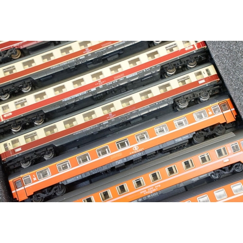 80 - Over 80 N gauge items of rolling stock to include coaches, vans and wagons featuring Minitrix, Roco,... 