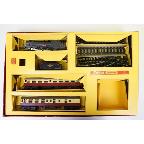 86 - Three boxed Hornby OO gauge sets to include R81 Station Set with 'Bristol' decals, R233 Operating Ro... 