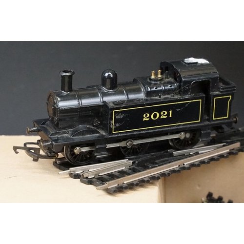 91 - Group of OO gauge model railway to include a boxed Hornby R059 GWR Class 2721 Locomotive Pannier Tan... 