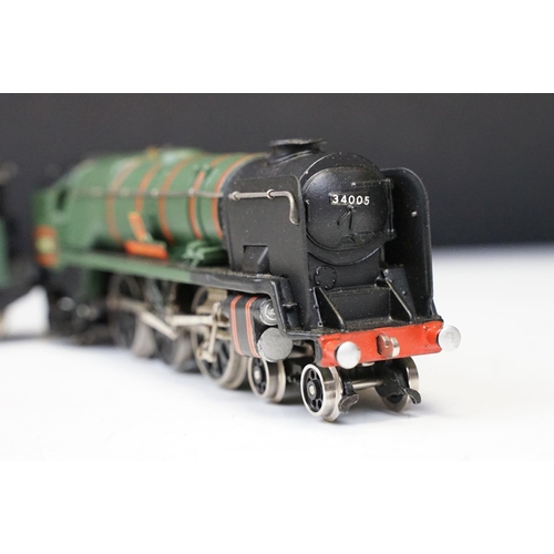 98 - Boxed Wrenn OO gauge W2235 4-6-2 Barnstaple BR locomotive, complete with interiors paper and instruc... 