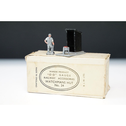 226 - Group of Wardie Product OO gauge metal platform accessories contained within boxes to include No 12 ... 