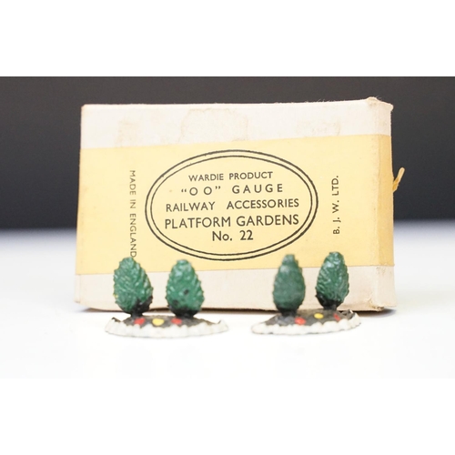 226 - Group of Wardie Product OO gauge metal platform accessories contained within boxes to include No 12 ... 