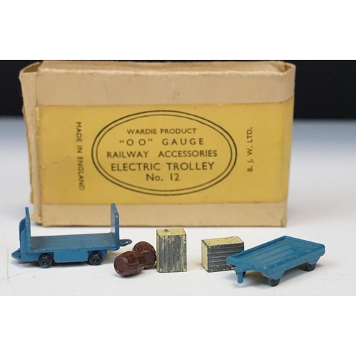226 - Group of Wardie Product OO gauge metal platform accessories contained within boxes to include No 12 ... 