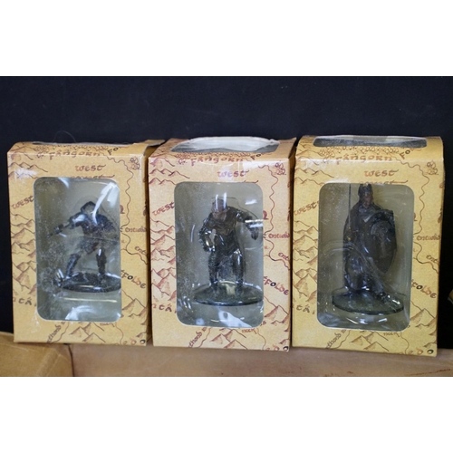 291 - 43 Boxed Eaglemoss metal Lord Of The Rings figures with magazines, 1 x stand & over 30 unboxed examp... 