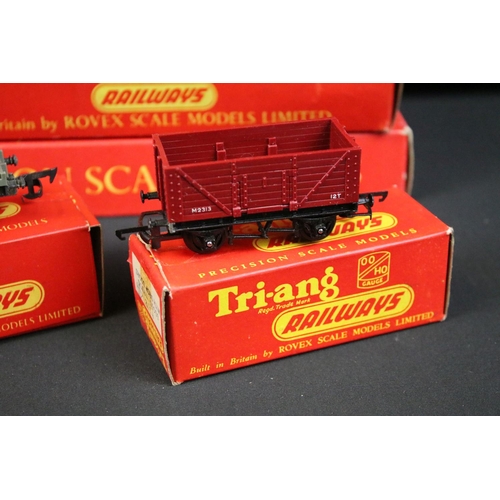 218 - 15 Boxed Triang OO gauge items of rolling stock to include R122, R121, R212, R11, R18 etc plus a qua... 