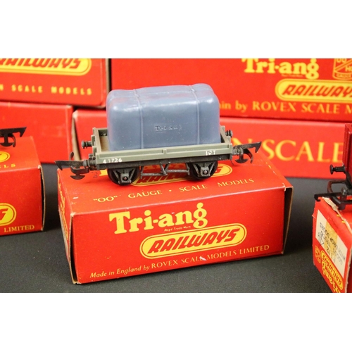 218 - 15 Boxed Triang OO gauge items of rolling stock to include R122, R121, R212, R11, R18 etc plus a qua... 