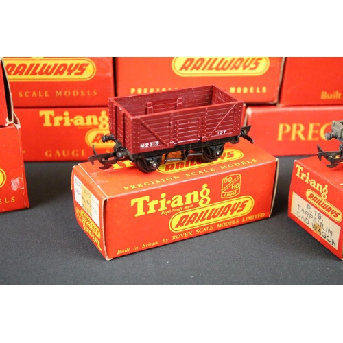 218 - 15 Boxed Triang OO gauge items of rolling stock to include R122, R121, R212, R11, R18 etc plus a qua... 