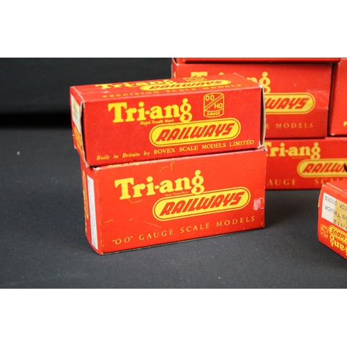 218 - 15 Boxed Triang OO gauge items of rolling stock to include R122, R121, R212, R11, R18 etc plus a qua... 