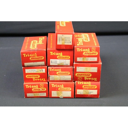 218 - 15 Boxed Triang OO gauge items of rolling stock to include R122, R121, R212, R11, R18 etc plus a qua... 