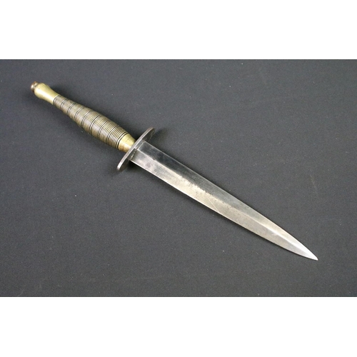 117 - A British World War Two Fairbairn sykes commando dagger, sterile with no markings complete with orig... 