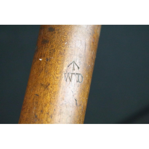 128 - A British World war Two War Department issued wooden truncheon, marked WD together with the broad ar... 