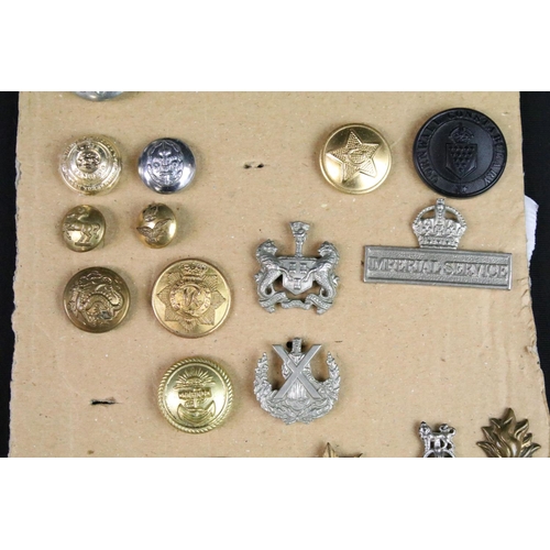 90 - A collection of mainly British military regimental buttons, mostly Kings Crown World War One and Wor... 