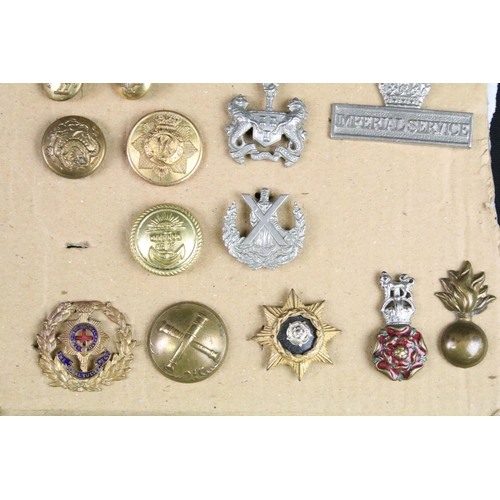 90 - A collection of mainly British military regimental buttons, mostly Kings Crown World War One and Wor... 