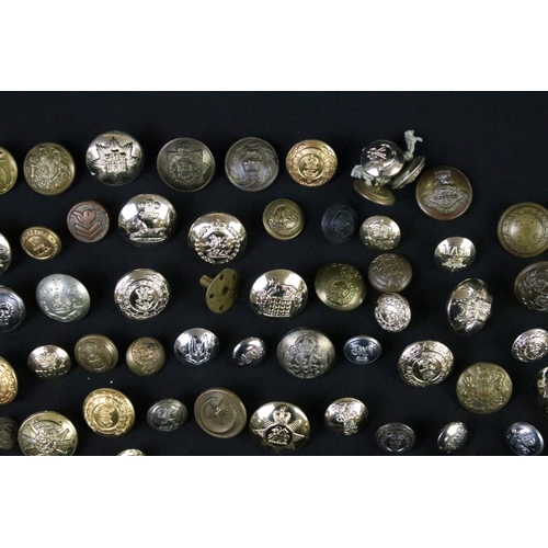 71 - A large collection of loose mainly military buttons to include Kings Crown and Queens Crown examples... 