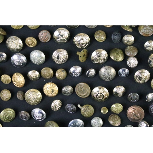 71 - A large collection of loose mainly military buttons to include Kings Crown and Queens Crown examples... 