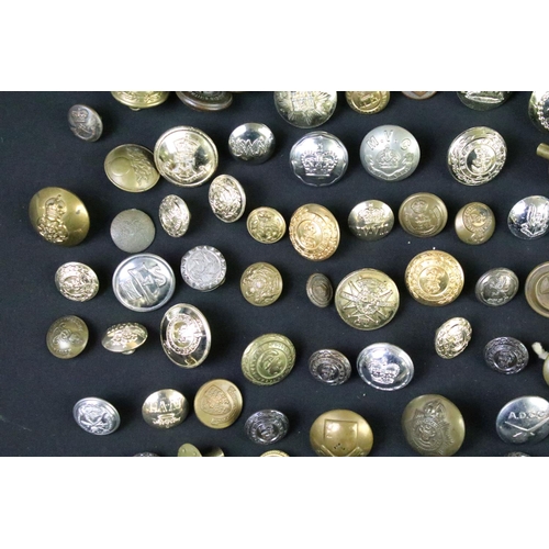 71 - A large collection of loose mainly military buttons to include Kings Crown and Queens Crown examples... 