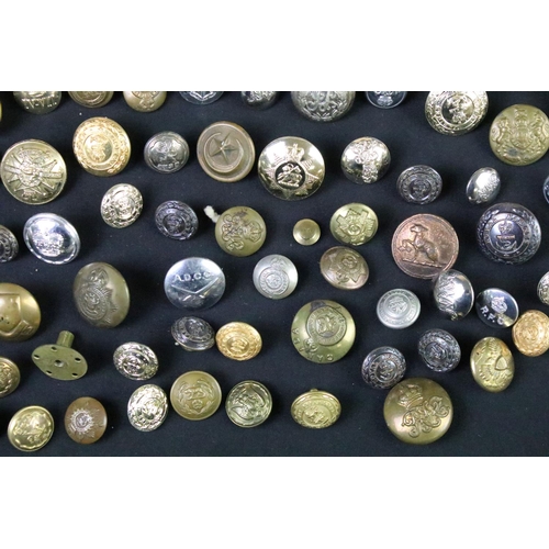 71 - A large collection of loose mainly military buttons to include Kings Crown and Queens Crown examples... 