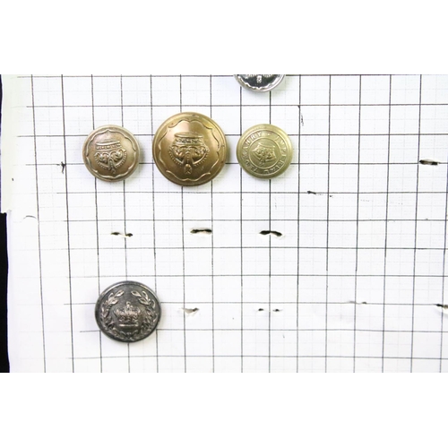 74 - A collection of British and Commonwealth regimental buttons to include King Crown and Queens Crown e... 