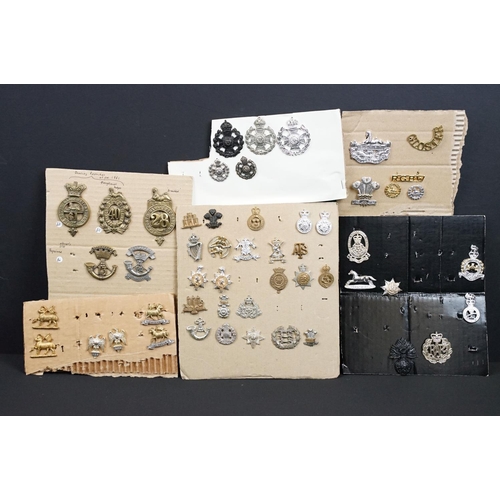 87 - A collection of mainly British military cap and collar badges, mainly King Crown and including offic... 