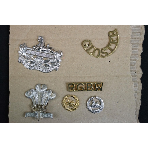 87 - A collection of mainly British military cap and collar badges, mainly King Crown and including offic... 