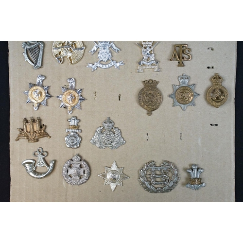 87 - A collection of mainly British military cap and collar badges, mainly King Crown and including offic... 