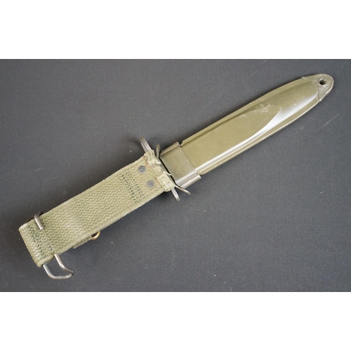 189 - A United States M7 bayonet together with M8A1 scabbard.