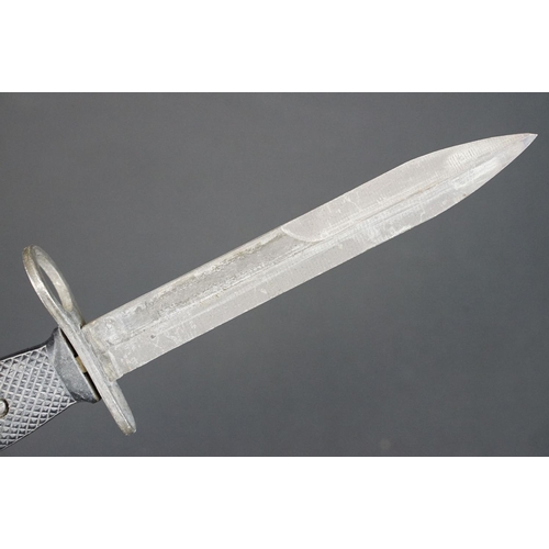 189 - A United States M7 bayonet together with M8A1 scabbard.