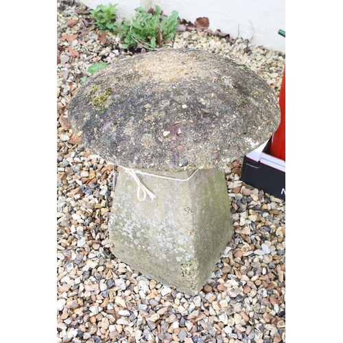 621 - Staddle stone, 59cm high x 46cm diameter