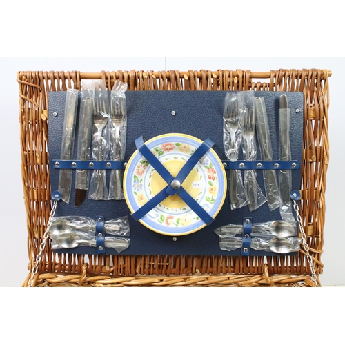 672 - Wicker picnic hamper containing a four piece place setting