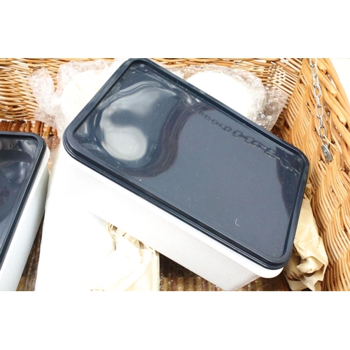 672 - Wicker picnic hamper containing a four piece place setting