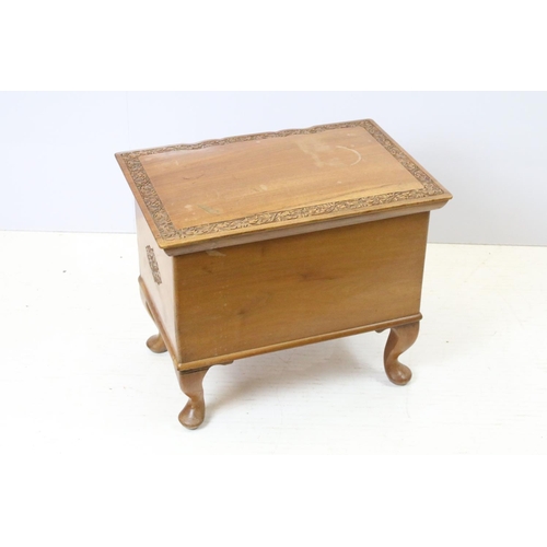 700 - 20th century carved sewing box, with drawer below on cabriole legs, with extensive contents includin... 