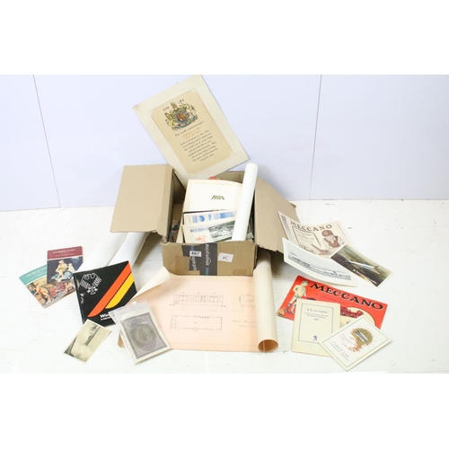 467 - Assorted 20th Century ephemera to include P&O cruises menu's, an alum of mid Century world stamps, a... 