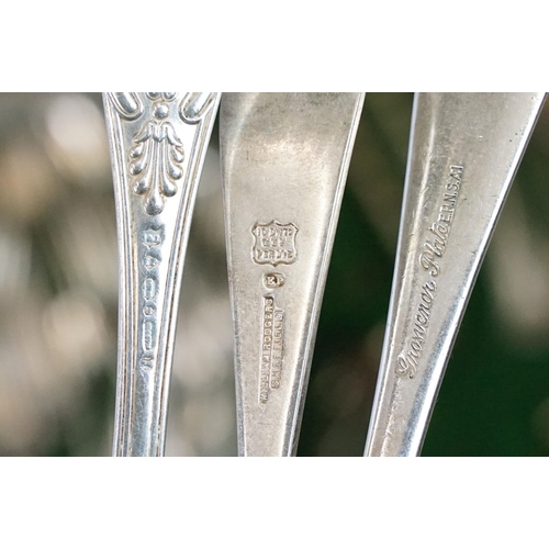 678 - Mahogany cased canteen of cutlery, containing a mixture of silver plated flatware, to include King's... 