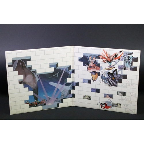 138 - Vinyl - Pink Floyd The Wall on Harvest SHDW 4111/2.  Card inners with thumb notch, non-stickered sle... 