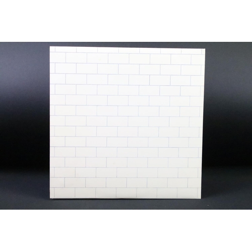 138 - Vinyl - Pink Floyd The Wall on Harvest SHDW 4111/2.  Card inners with thumb notch, non-stickered sle... 