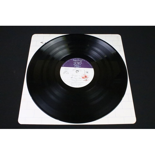 138 - Vinyl - Pink Floyd The Wall on Harvest SHDW 4111/2.  Card inners with thumb notch, non-stickered sle... 