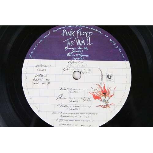 138 - Vinyl - Pink Floyd The Wall on Harvest SHDW 4111/2.  Card inners with thumb notch, non-stickered sle... 