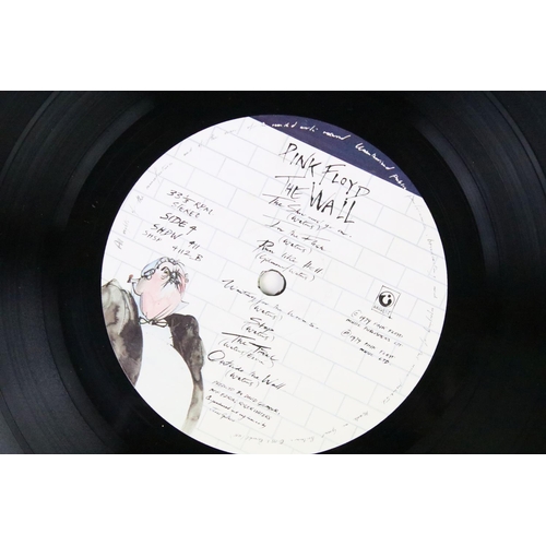 138 - Vinyl - Pink Floyd The Wall on Harvest SHDW 4111/2.  Card inners with thumb notch, non-stickered sle... 