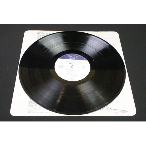 138 - Vinyl - Pink Floyd The Wall on Harvest SHDW 4111/2.  Card inners with thumb notch, non-stickered sle... 