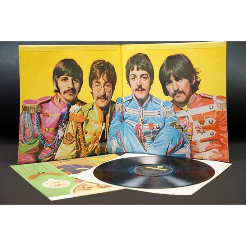 10 - Vinyl - The Beatles Sgt Pepper's Lonely Hearts Club Band LP on Parlophone Records PMC 7027. Original... 