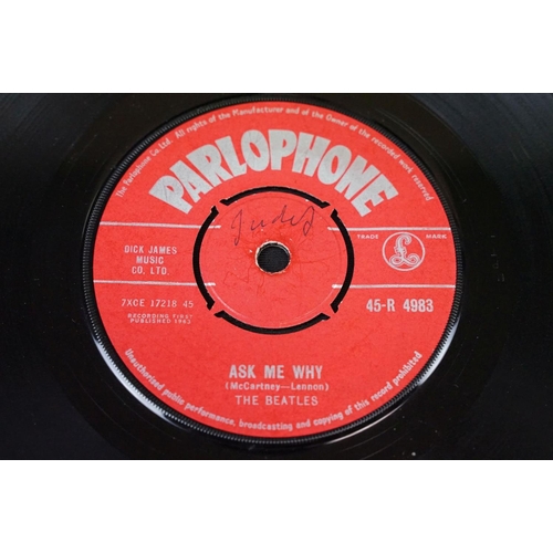 99 - Vinyl - 2 original UK 1st pressing singles by The Beatles to include: Love Me Do (red Parlophone lab... 