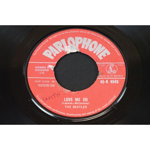 99 - Vinyl - 2 original UK 1st pressing singles by The Beatles to include: Love Me Do (red Parlophone lab... 