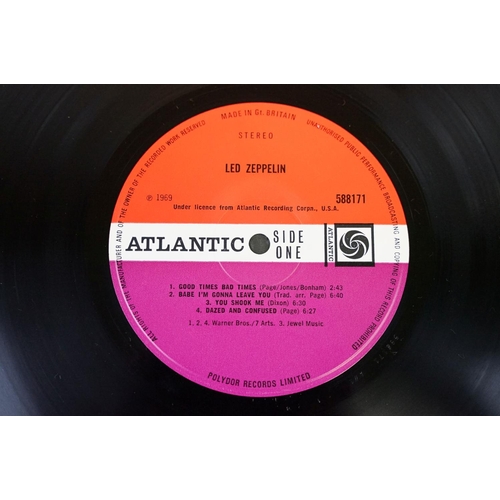 39 - Vinyl - Led Zeppelin self titled original UK 1969 LP on Atlantic 588711. Version 6 with plum labels,... 