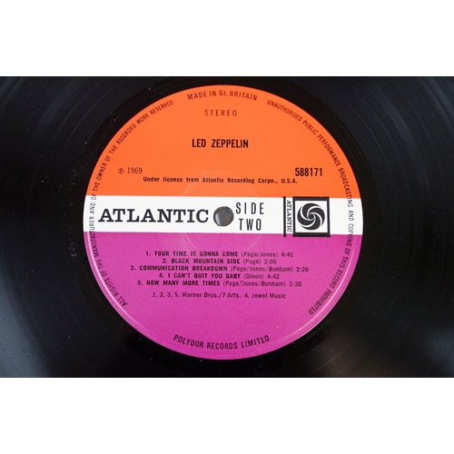 39 - Vinyl - Led Zeppelin self titled original UK 1969 LP on Atlantic 588711. Version 6 with plum labels,... 