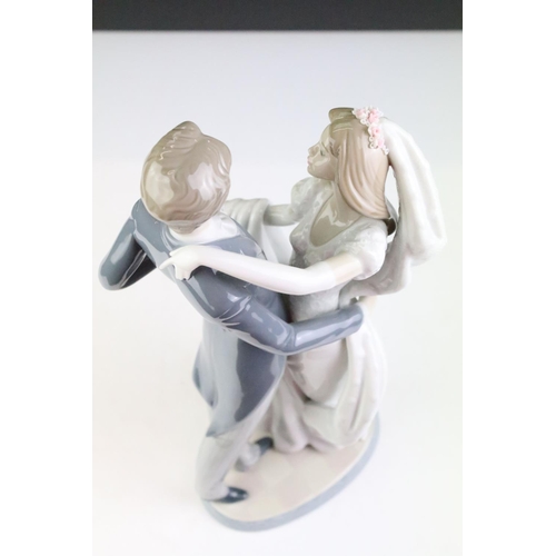 39 - Boxed Lladro 'I Love You Truly / Baile de Boda' porcelain figure group of a dancing couple, no. 0152... 