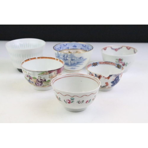 88 - Group of five late 18th / early 19th century tea bowls with hand painted and printed decoration, fea... 