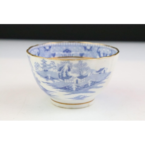 88 - Group of five late 18th / early 19th century tea bowls with hand painted and printed decoration, fea... 