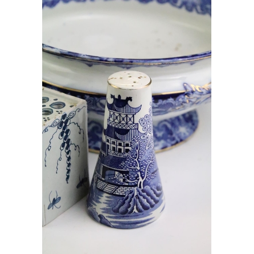 127 - Mixed blue & white ceramics to include a Chinese brick shaped vase (approx 14.5cm wide), Doulton 'Wa... 